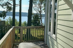 Room - Harbor View Haven by Avantstay Private Backyard (Langley)