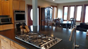 House | 5 bedrooms - Harbor View Haven by Avantstay Private Backyard (Langley)