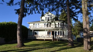 House - Harbor View Haven by Avantstay Private Backyard (Langley)