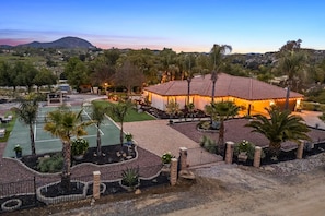 Room - Breathtaking Meadows by Avantstay Temecula Group Retreat Pool Pickleball Firepit Hot Tub (Temecula)