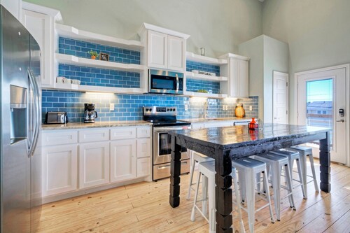 Roseate Spoonbill by Avantstay Pool Boat Dock