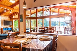 House - Goss Lake Getaway by Avantstay Lakefront Escape (Langley)