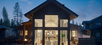 Grand Fir by Avantstay Hot Tub and Firepit