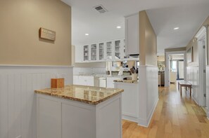 Apartment | 3 bedrooms - 211 Seascape by Avantstay Oceanfront View Pool (Isle of Palms)