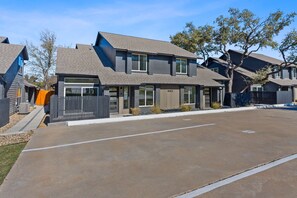 Apartment | 2 bedrooms - Wagon Wheel by Avantstay Short Drive to Downtown (Austin)