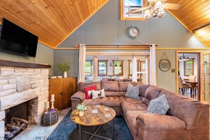 House | 3 bedrooms - Arrowhead Lake Retreat by Avantstay Shared Pool Game Room Firepit (Pocono Lake)