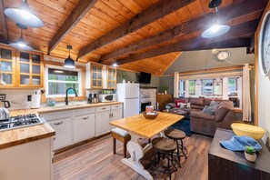 House | 3 bedrooms - Arrowhead Lake Retreat by Avantstay Shared Pool Game Room Firepit (Pocono Lake)