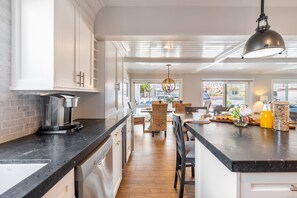 House - Ocean Breeze Buyout by Avantstay Steps to Beach (Newport Beach)