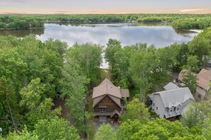 House | 4 bedrooms - Tavern at the Woods by Avantstay Lakefront Views Hot Tub Firepit Game Room (Pocono Lake)