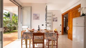 Villa, patio, vue mer | Salle Ă manger