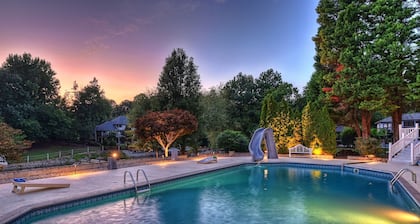 Sip Sip Away by Avantstay Pool Hot Tub