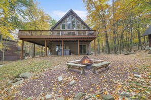 House - Woodland Oasis by Avantstay Hot Tub Firepit Walk to Lake (Lake Harmony)