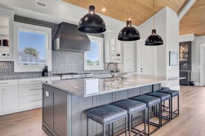 6 bedrooms - 3 47th Avenue by Avantstay Oceanfront Private Pool View (Isle of Palms)