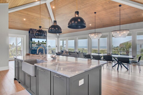 6 bedrooms - 3 47th Avenue by Avantstay Oceanfront Private Pool View (Isle of Palms)