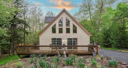 Chalet on Chalet by Avantstay Bright Cabin w Deck Fire Pit Near Lake