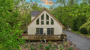 Room - Chalet on Chalet by Avantstay Bright Cabin w Deck Fire Pit Near Lake (Lake Harmony)
