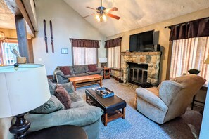 House | 4 bedrooms - Frost Hollow by Avantstay Deck w Grill Game Room Loft (White Haven)