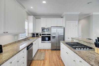 6 10th Avenue by Avantstay Steps to the Beach Pool 2691 Sqft