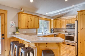 House | 4 bedrooms - Quail by Avantstay Great Location Game Room Hot Tub Deck (Bend)