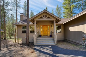 House | 4 bedrooms - Quail by Avantstay Great Location Game Room Hot Tub Deck (Bend)