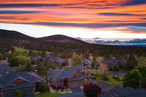 A residential area with houses, green lawns, and a hilly landscape in the background. - Forest Ridge Loop by Avantstay Hot Tub Private Community Amenities (Redmond)