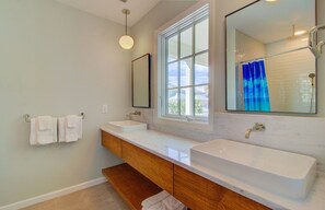 House | 4 bedrooms - 56 Grand Pavilion by Avantstay Oceanfront Deck Views Community Pool (Isle of Palms)