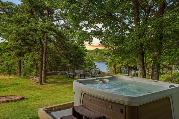 House | 4 bedrooms - For Lake Sake by Avantstay Lakefront Hot Tub View (Long Pond)