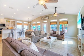 House - Casa Rosada by Avantstay Easy Beach Access Spacious Balcony Deck (Port Aransas)