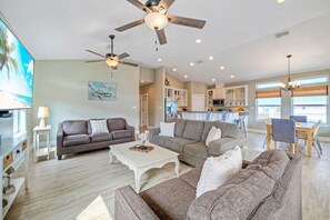 House - Casa Rosada by Avantstay Easy Beach Access Spacious Balcony Deck (Port Aransas)