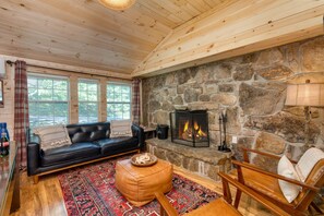 House - The Rustic Cottage by Avantstay Hot Tub Fire Pit Pool Table 5mins to Town (Gatlinburg)