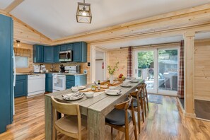 House - The Rustic Cottage by Avantstay Hot Tub Fire Pit Pool Table 5mins to Town (Gatlinburg)