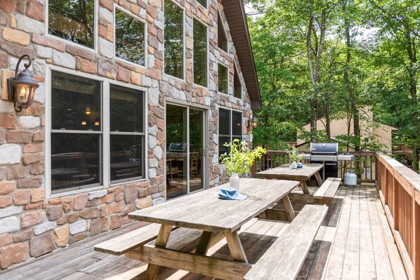 House | 6 bedrooms - Coyote Cabin by Avantstay Hot Tub Walk to Lake (Lake Harmony)