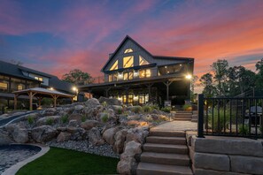 House | 7 bedrooms - Gray Fox Lodge by Avantstay Waterslide Pool Theater Sleeps 23 (Sherrills Ford)