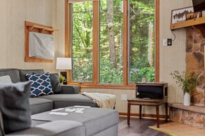 House | 3 bedrooms - Harmony Ridge by Avantstay Large Deck w Hot Tub Forest Views (Lake Harmony)