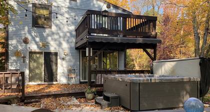 Harmony Cottage by Avantstay Lake Access Hot Tub Fire Pit Game Room