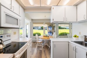 House | 3 bedrooms - Beachcomber s Bliss by Avantstay Steps to the Beach Ocean Views (Freeland)