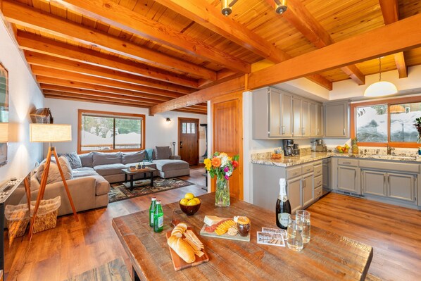 3 bedrooms - Indigo Owl by Avantstay Cabin w Firepit Minutes to Lake Slopes (Homewood)