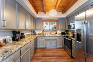 3 bedrooms - Indigo Owl by Avantstay Cabin w Firepit Minutes to Lake Slopes (Homewood)