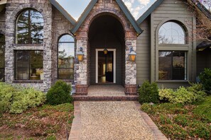 Villa | 4 bedrooms - Wellington by Avantstay Secluded Wine Country Estate w Gorgeous Mtn Views (Santa Rosa)