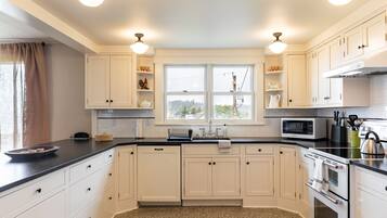 House | 6 bilik tidur