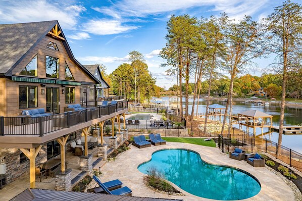 House | 7 bedrooms - Black Bear Lodge by Avantstay Lakefront Dock Pool Theater Sleeps 20 (Sherrills Ford)