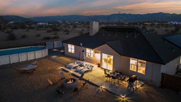 A house with a swimming pool, outdoor seating, and a fire pit. - Casa De Kota by Avantstay Pool Firepit Games Secluded Chic (Joshua Tree)