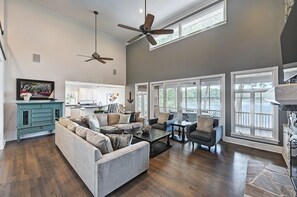 7 bedrooms - Lucky s Lake House by Avantstay Private Lake Bar (Mooresville)