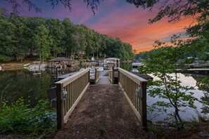 House | 7 bedrooms - Fireside Fun by Avantstay Sleeps 18 Waterfront Pool (Mooresville)