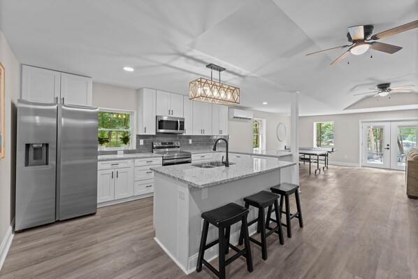 House | 7 bedrooms - Fireside Fun by Avantstay Sleeps 18 Waterfront Pool (Mooresville)