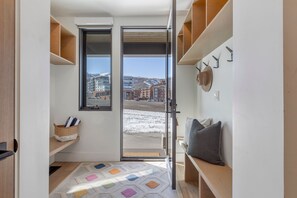 5 bedrooms - Northern Slope by Avantstay Stunning Ski In Out Condo w Hot Tub (Park City)