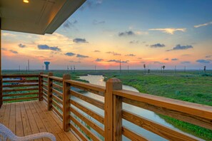 4 bedrooms - Island Girl by Avantstay Private Pool Prime Beach Access (Port Aransas)
