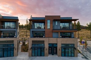 House | 3 bedrooms - Aerie 1 by Avantstay Balcony Private Hot Tub (Bend)