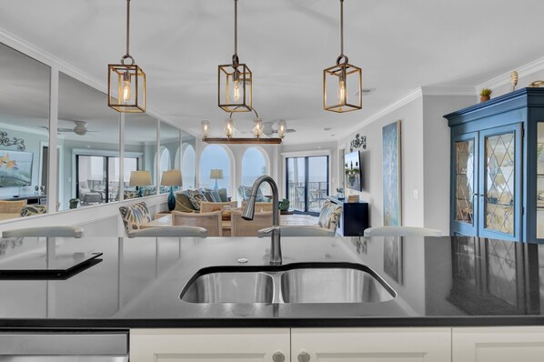 2 bedrooms - 118 Seascape by Avantstay Pool Oceanfront Views (Isle of Palms)