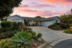 4 bedrooms - Goleta Getaway by Avantstay Private Backyard 1 5mi to the Beach (Goleta)